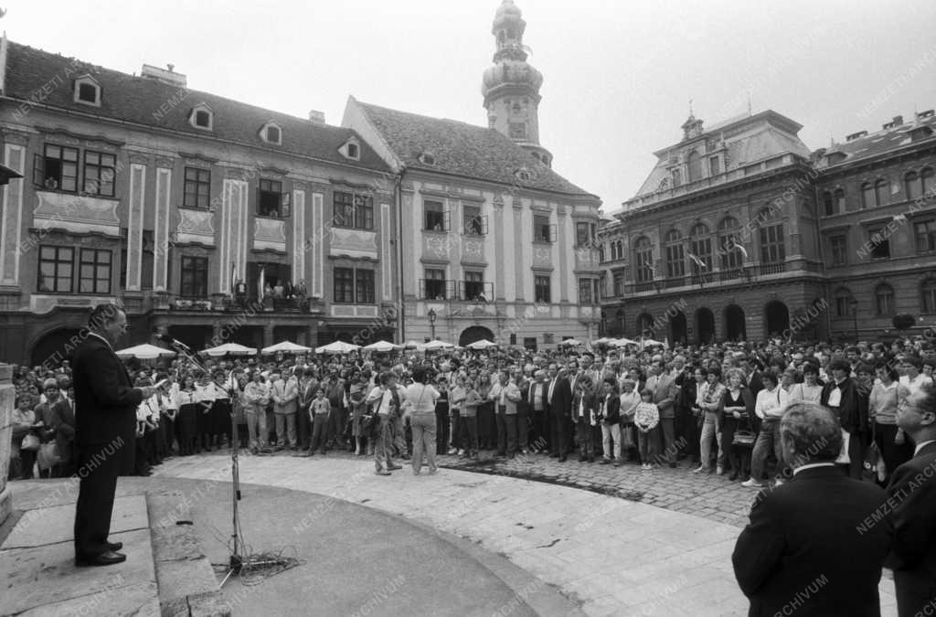 Kultúra - Rendezvény - Grósz Károly megnyitja az Ünnepi Könyvhetet