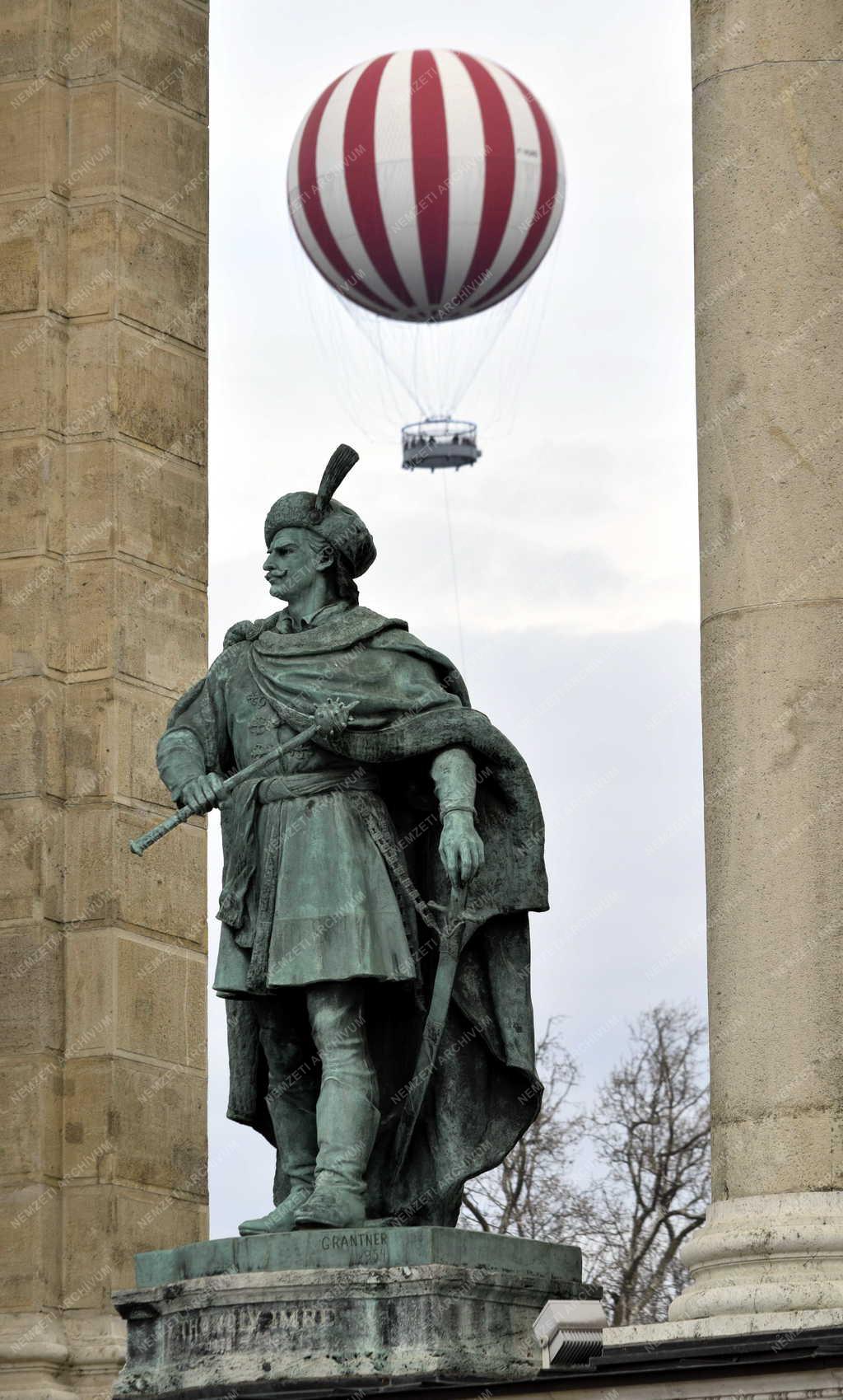 Városkép - Budapest - Millenniumi emlékmű szobra és a Ballon kilátó