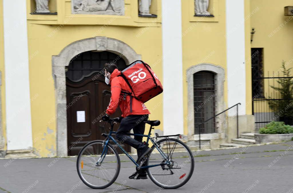 Szolgáltatás - Ételfutár a fővárosban