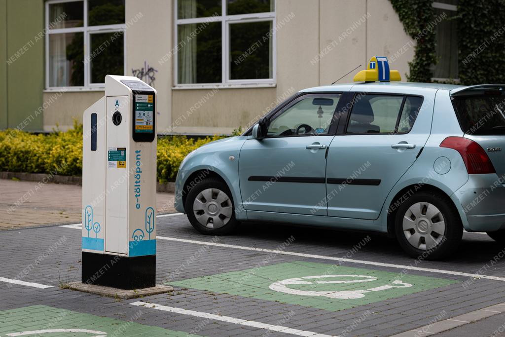 Közlekedés - Budapest - Elektromos autó töltőállomás