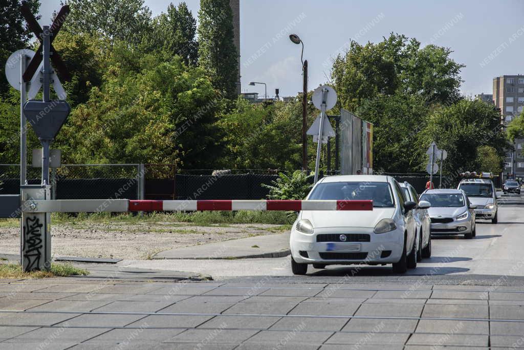 Közlekedés - Budapest - Vasúti átjáró a fővárosban