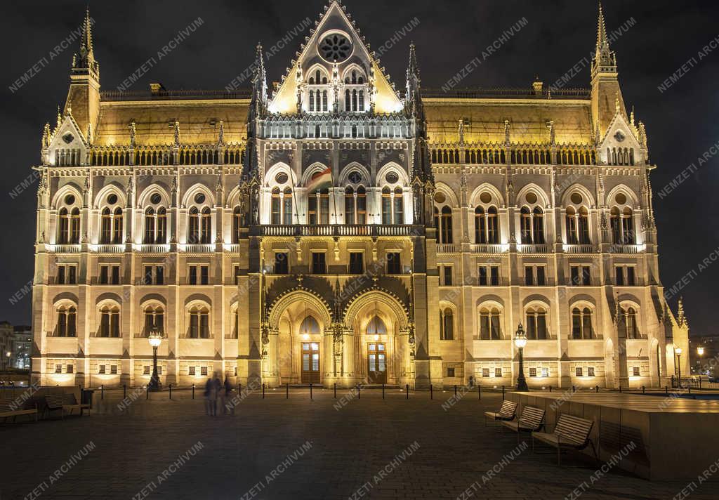 Városkép - Budapest - A Parlament esti kivilágításban