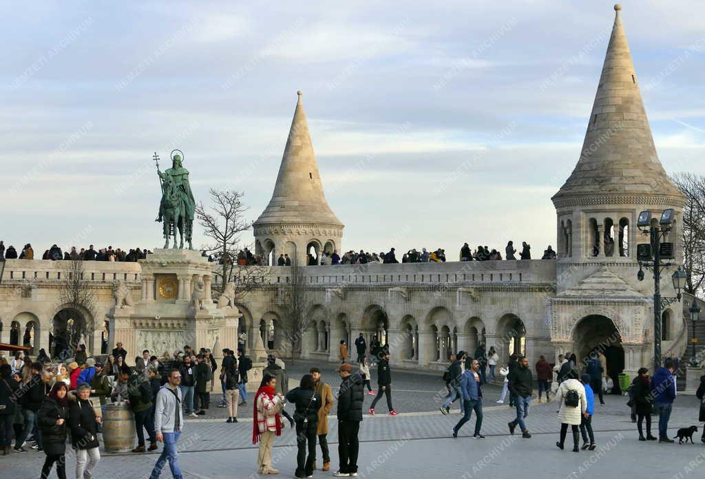 Városkép - Budapest - Turisták a Budai Várban