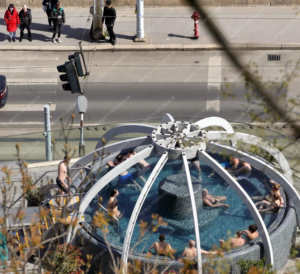 Szabadidő - Budapest - Fürdőzők a Rudas fürdő panoráma medencéje