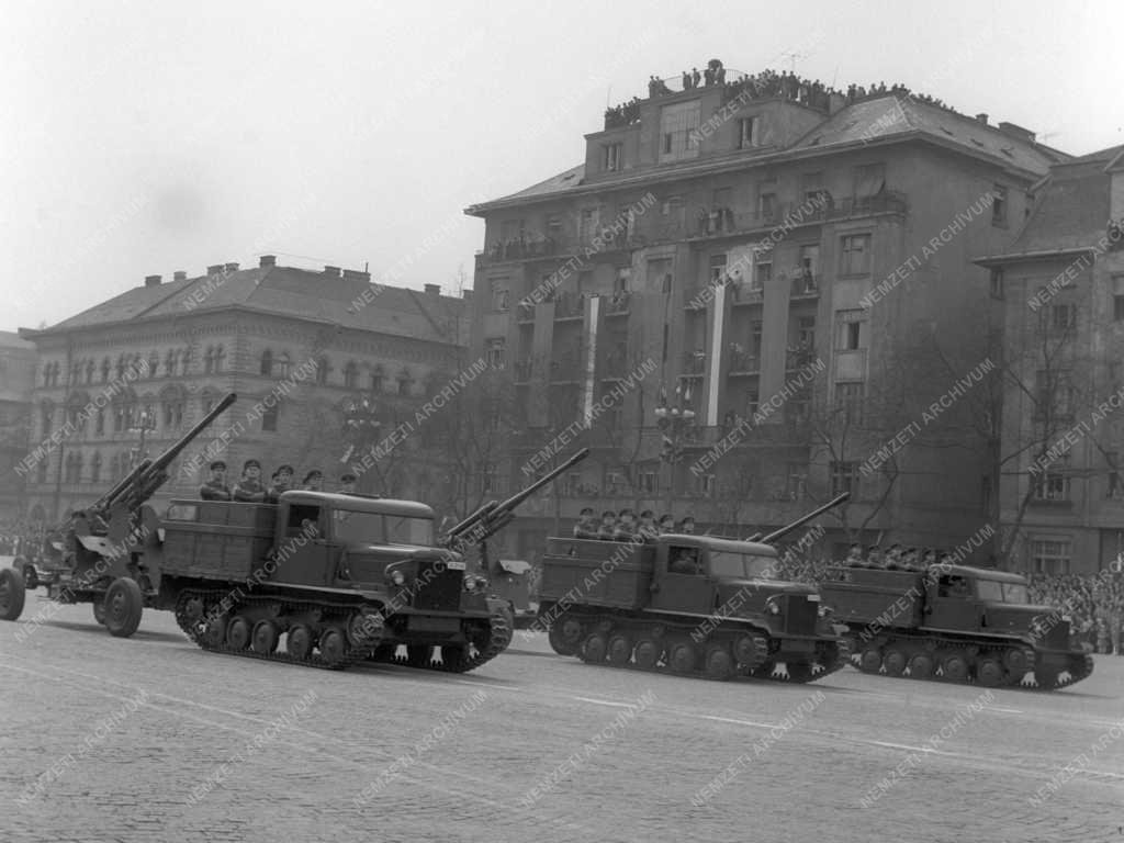 Állami ünnep - Katonai díszszemle a felszabadulás 14. évfordulóján