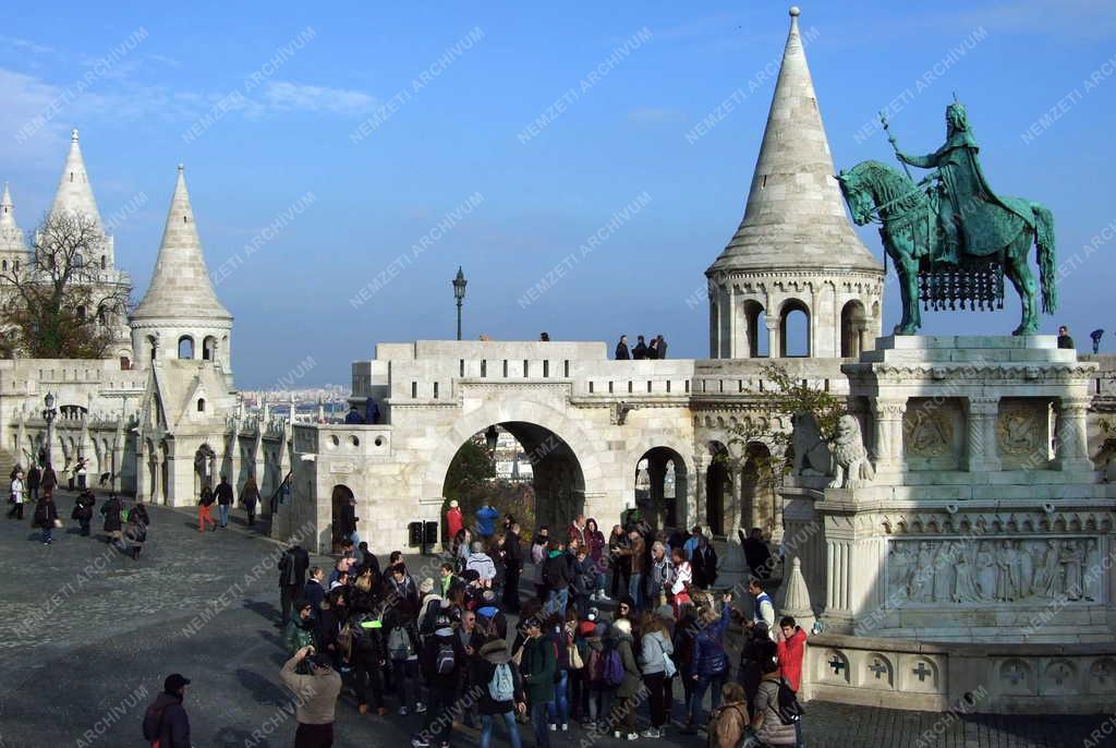 Idegenforgalom - Budapest - Turisták a Halászbástyán