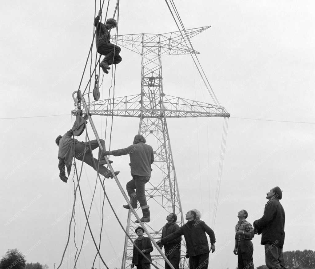 Ipar - Energia - Épül a távvezeték