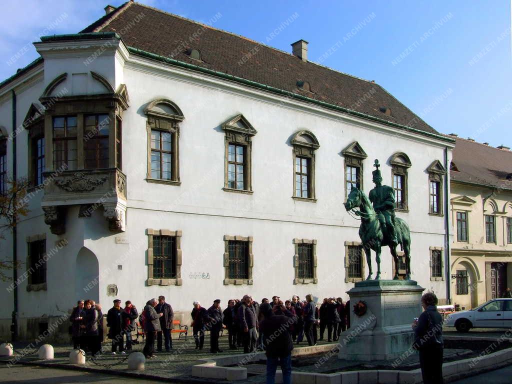 Idegenforgalom - Budapest - Turisták a Budai Várban