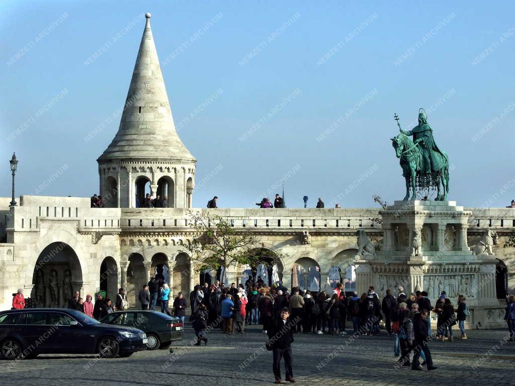 Idegenforgalom - Budapest - Turisták a Halászbástyán