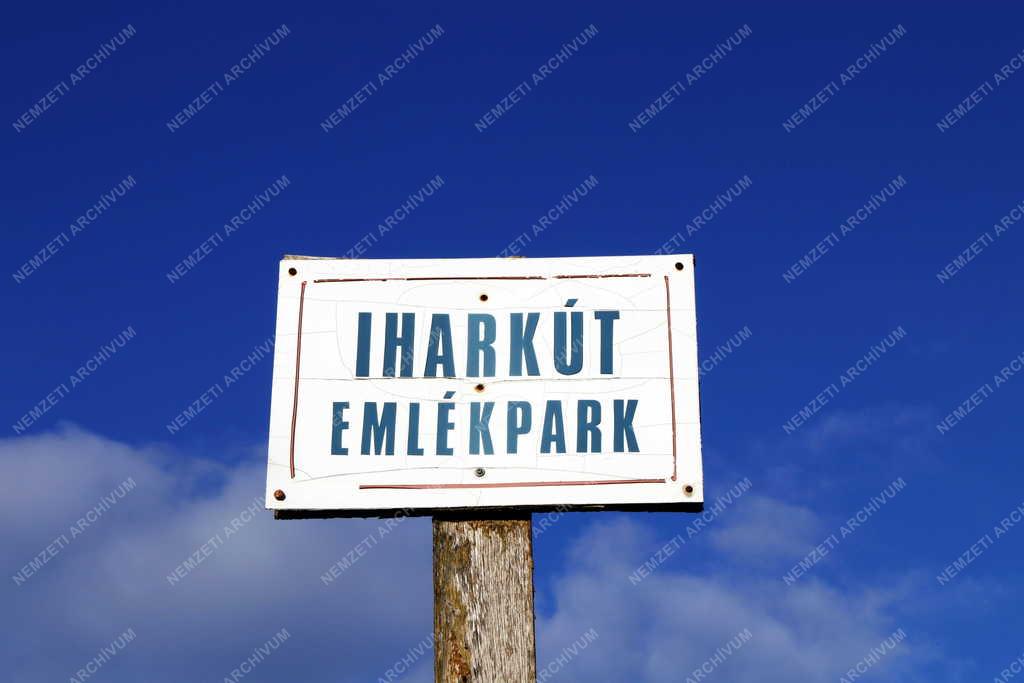 Bányászat - Kultúra - Emlékpark az egykor a bauxit bányászat miatt megszűnt Iharkúton