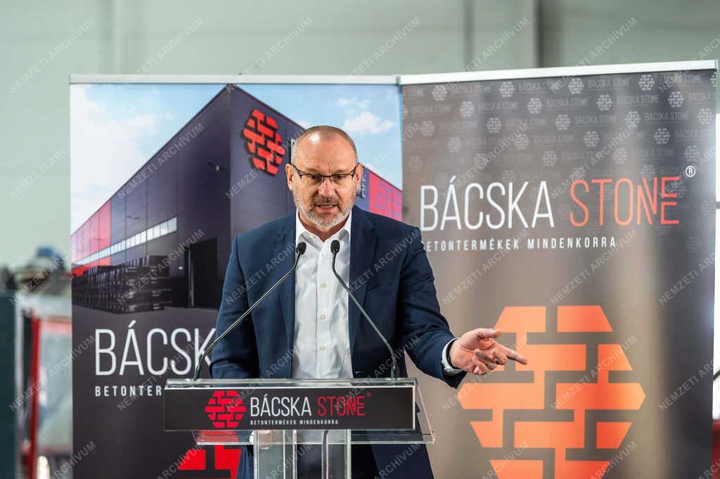 Átadták a Bácska-Logistik Kft. bajai térkőgyárát