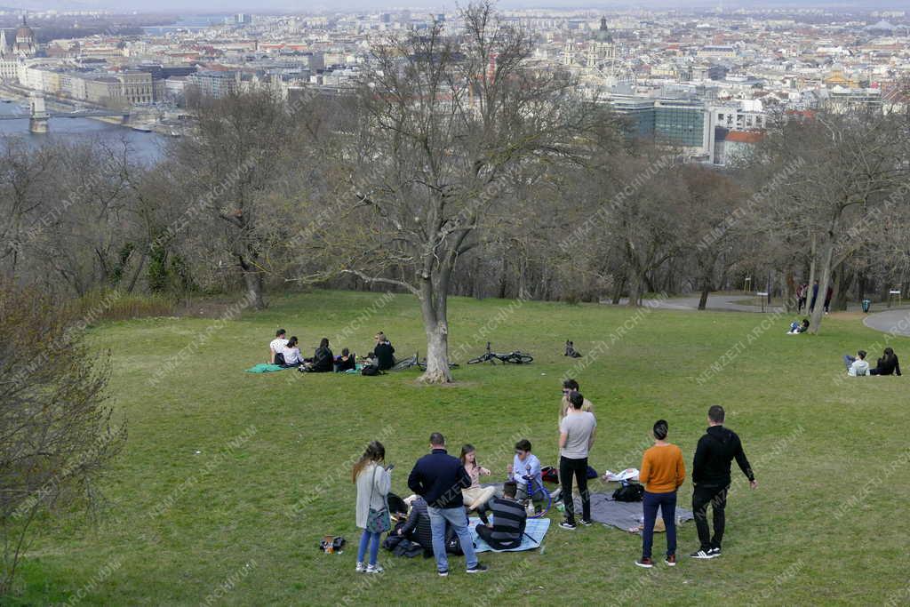 Szabadidő – Budapest – Kirándulók a Gellért-hegyen