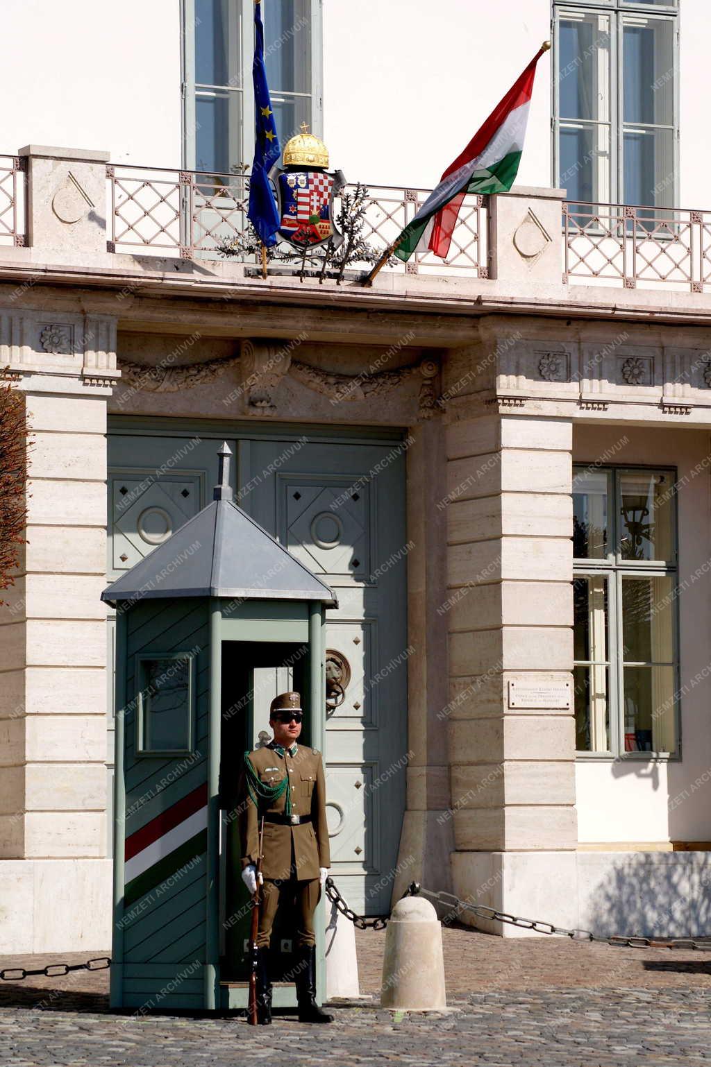Államfői hivatal - Budapest - Díszőrség a Sándor-palotánál