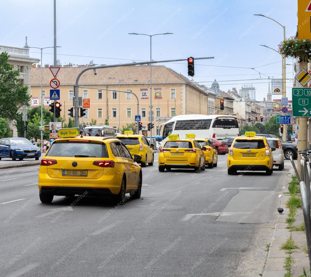 Közlekedés - Budapest - Bolt taxi