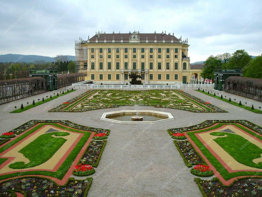 Bécs - A Schönbrunn-i kastély parkja - Díszkert