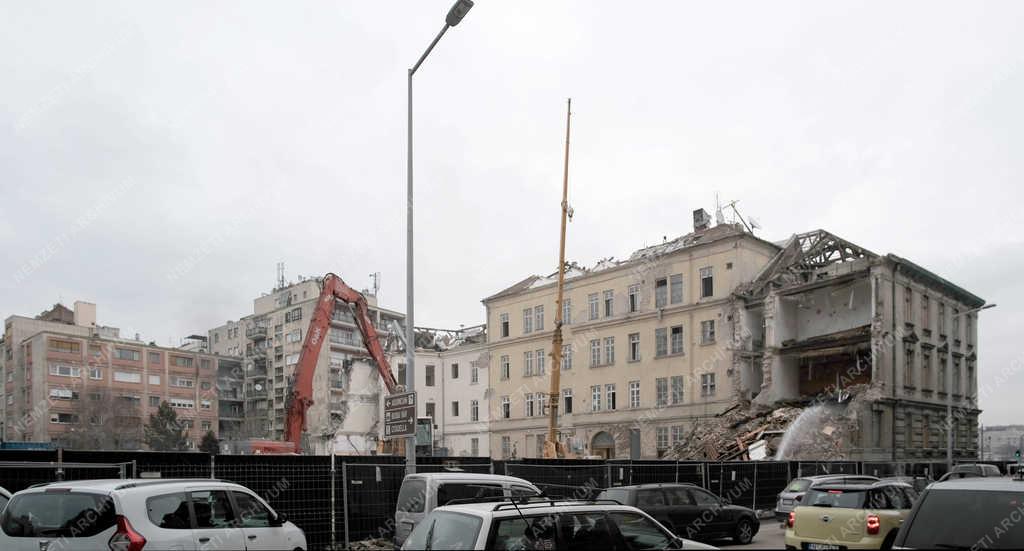 Építőipar - Budapest - A Radetzky-laktanya bontása