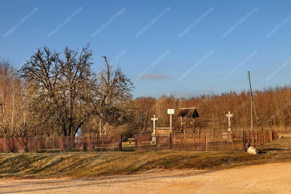 Bányászat - Kultúra - Emlékpark az egykor a bauxitbányászat miatt megszűnt Iharkúton
