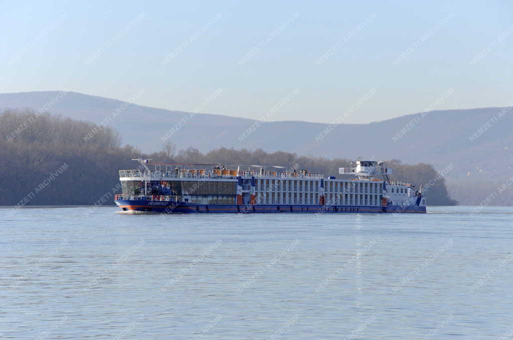 Idegenforgalom - Verőce - A NICKO Tours üdülőhajója