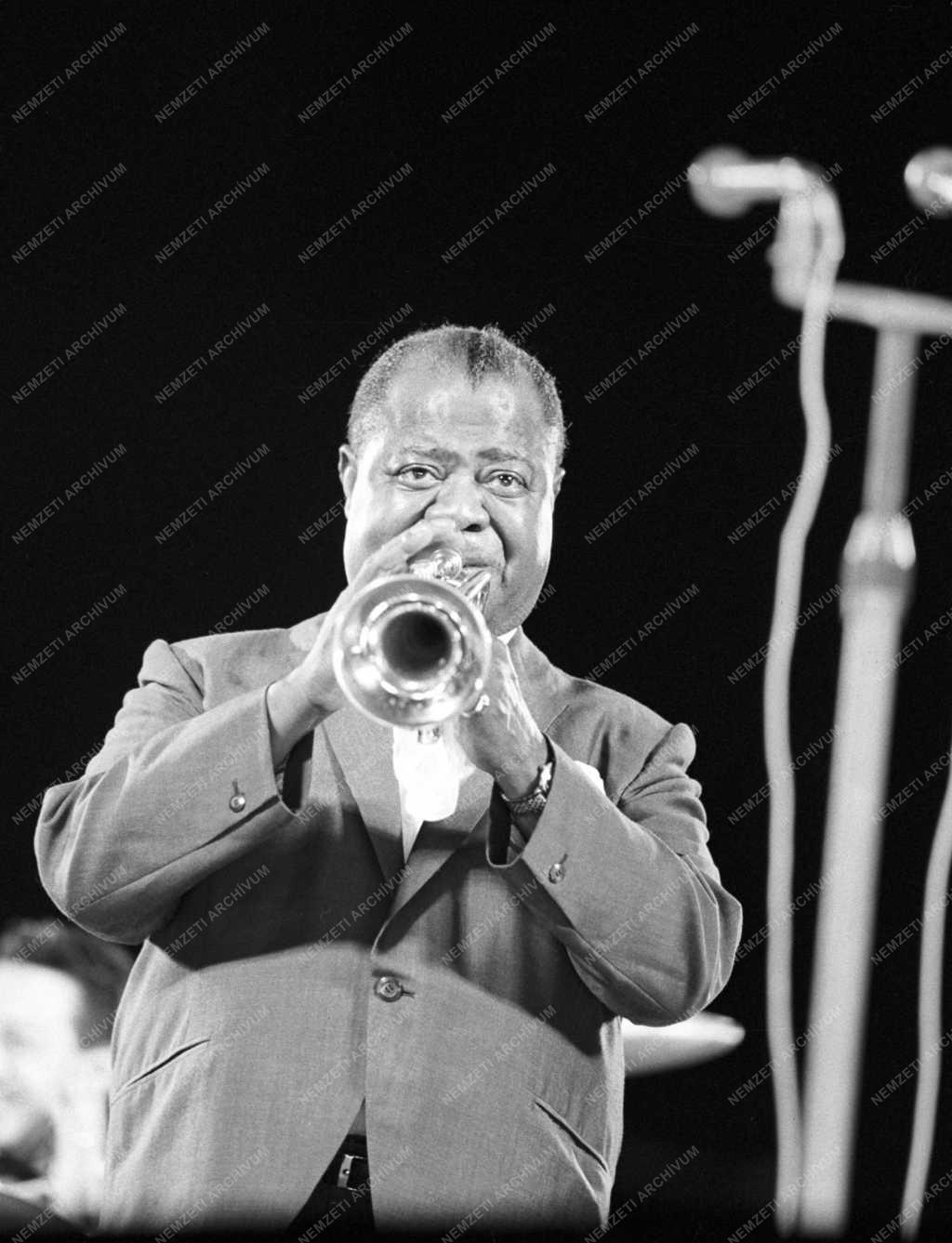 Kultúra - Louis Armstrong amerikai dzsessztrombitás Budapesten