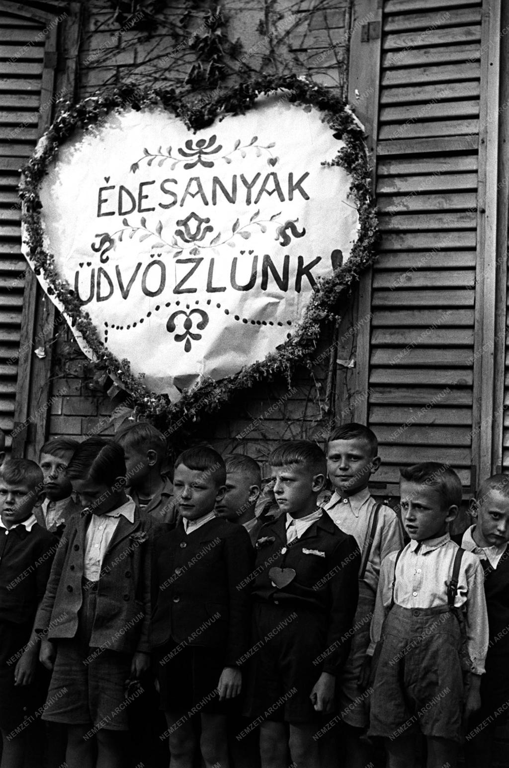 Ünnep - Anyák napja a Magyar Kerámiai Gyárban