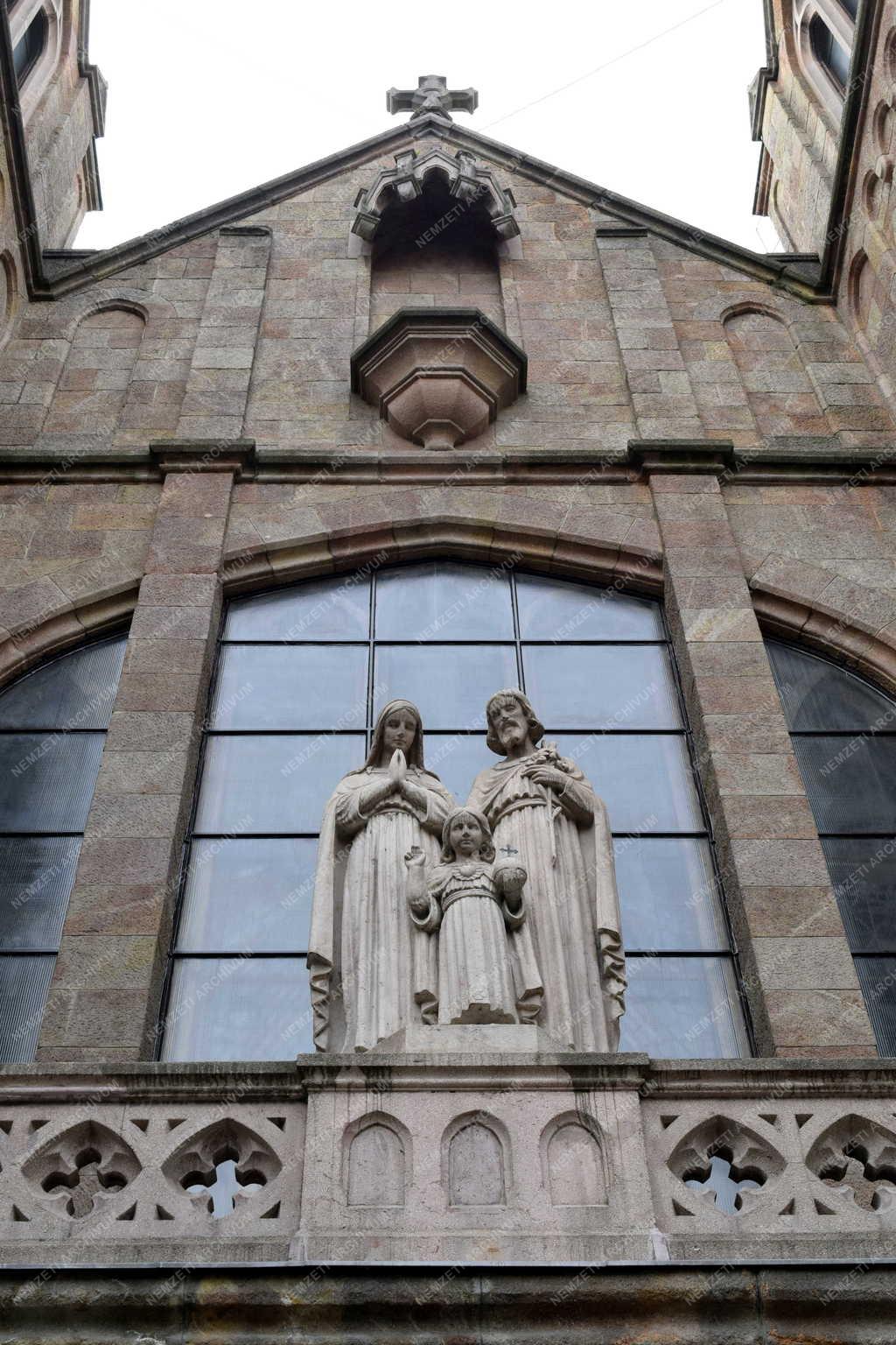Egyház - Budapest - Szent Család Templom