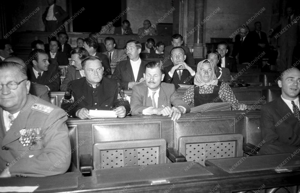 Belpolitika - Megkezdte munkáját az Országgyűlés