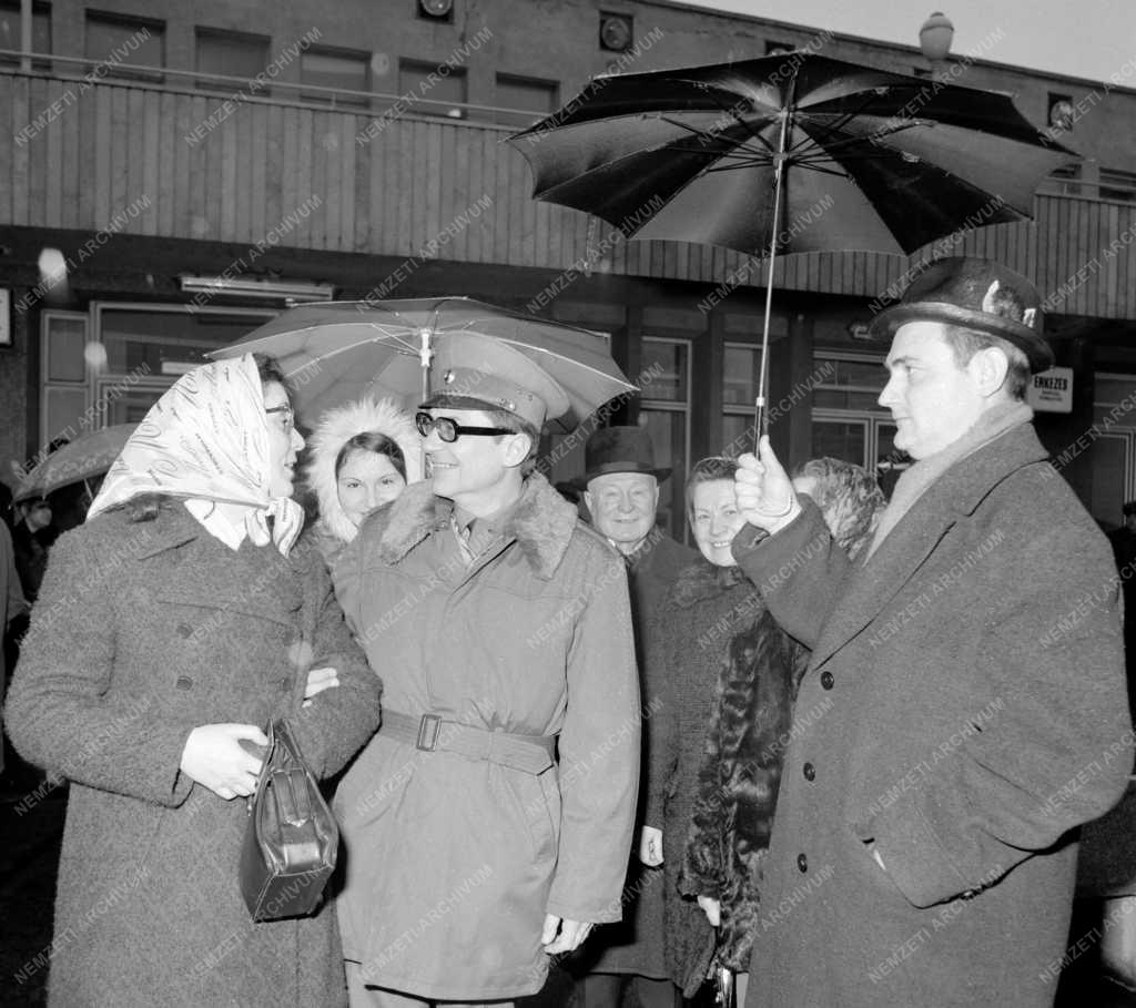 Külpolitika - Magyar katonák utaznak Vietnamba