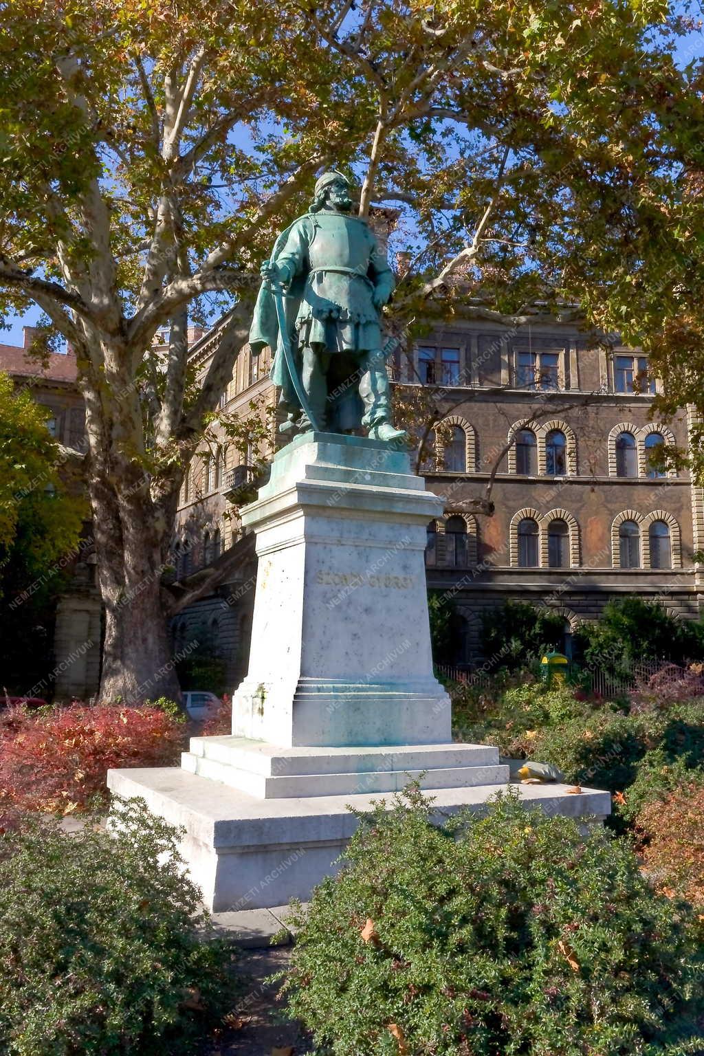 Műalkotás - Budapest - Szondy György szobra