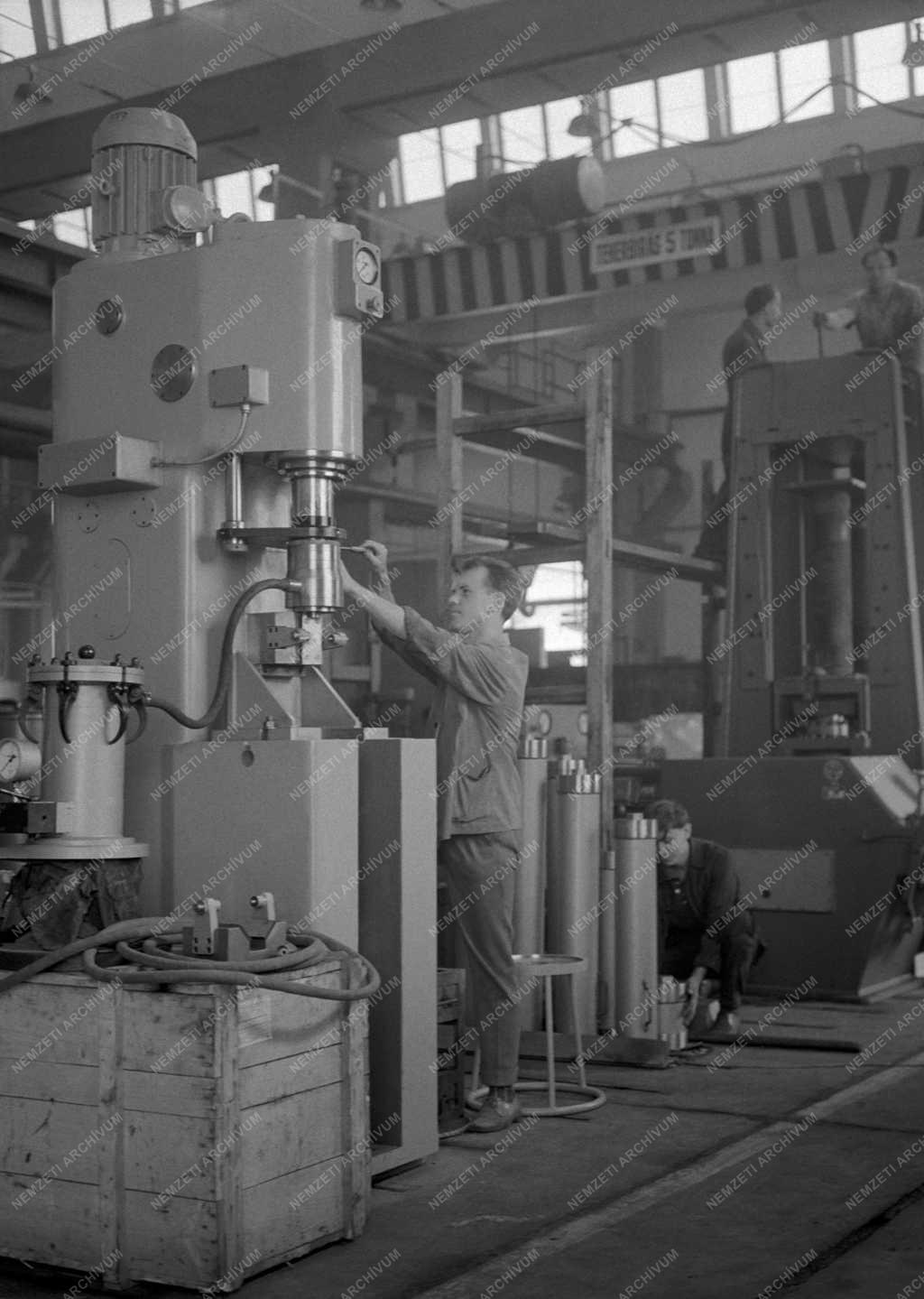 Ipar - A Győri Célgépgyár fejlesztése