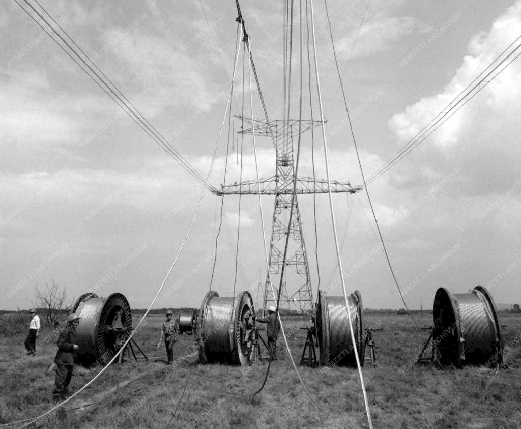 Összekapcsolták a magyar-szovjet elektromos távvezetéket