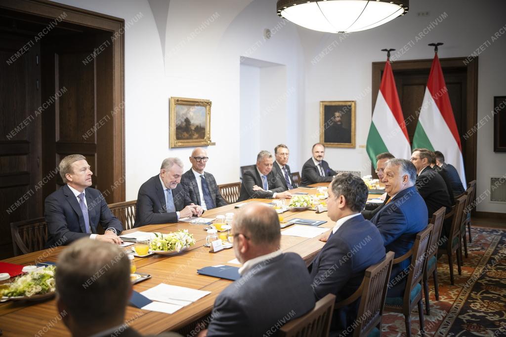 Orbán Viktor a legnagyobb európai iparvállalatok vezetőivel tárgyalt