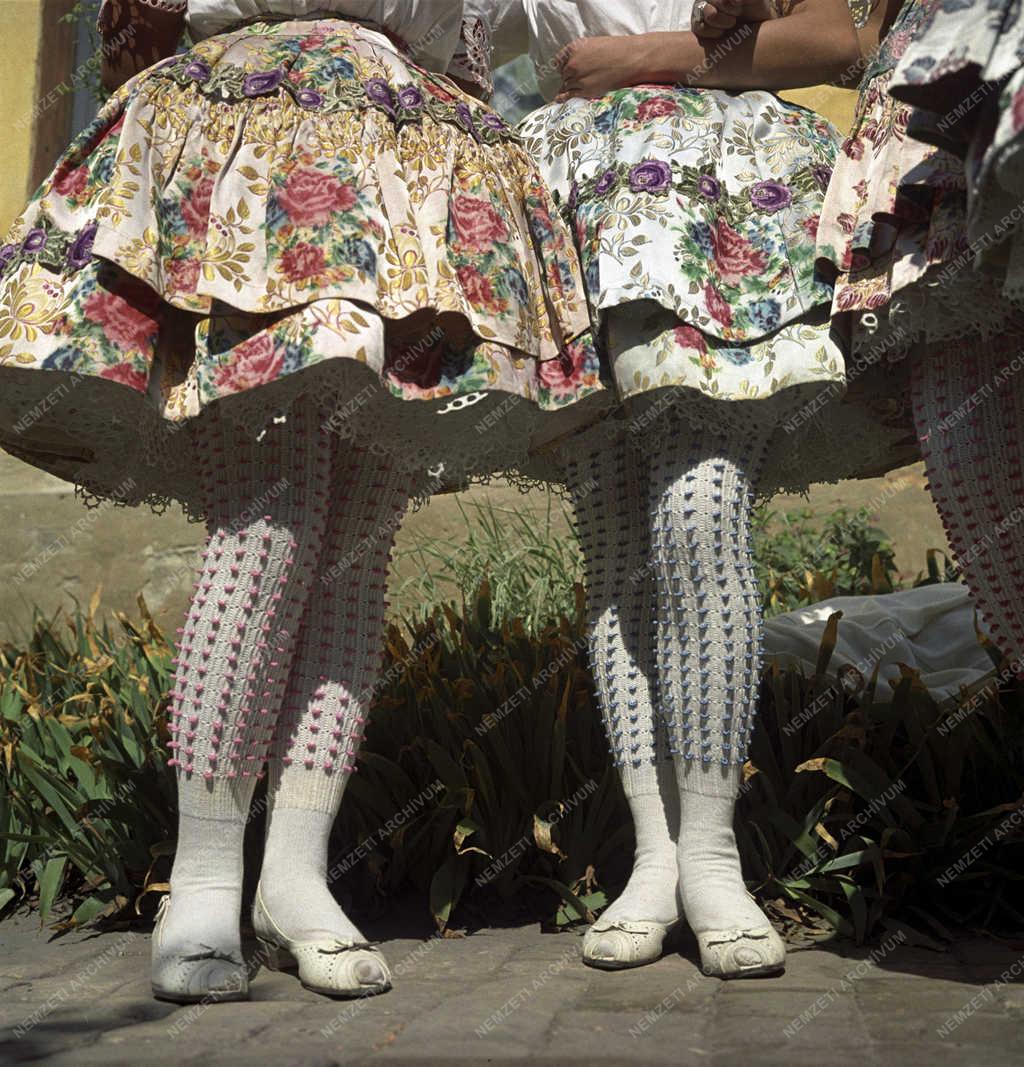 Népszokás - Sárközi népviselet