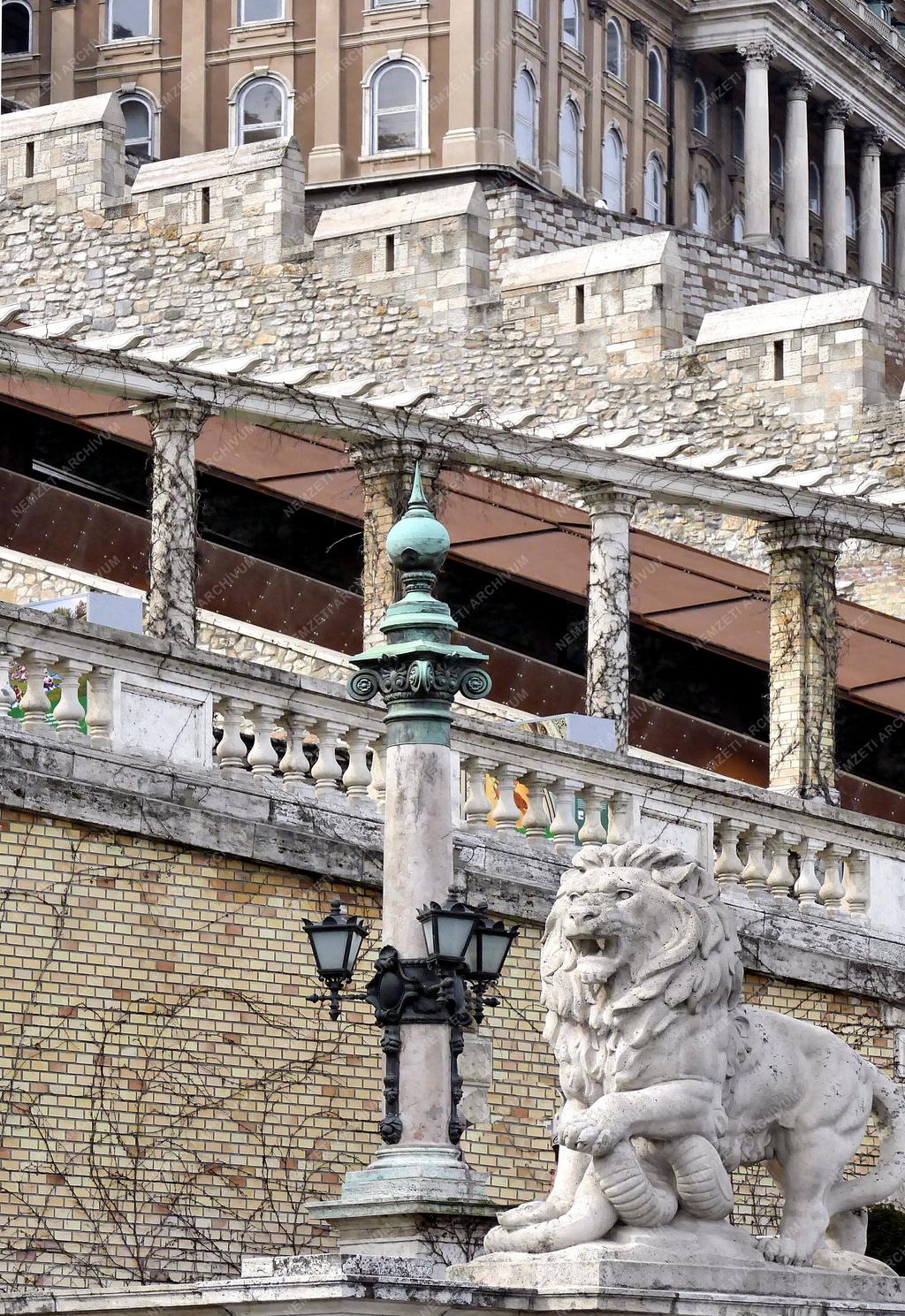 Városkép - Budapest - A Várkert Bazárt őrző oroszlán szobor