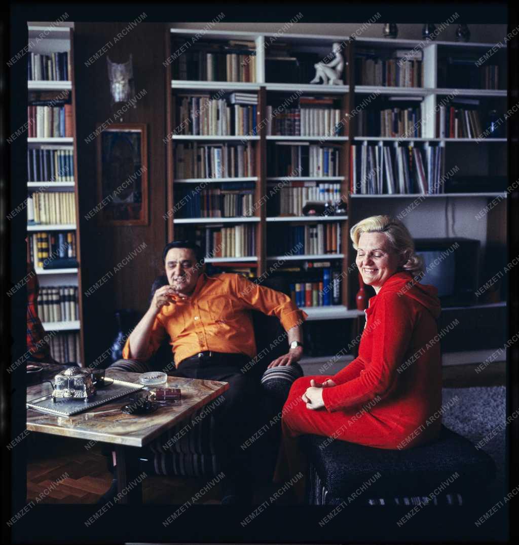 Kultúra -  Avar István színművész otthonában, felesége Gyapay Ivette társaságában