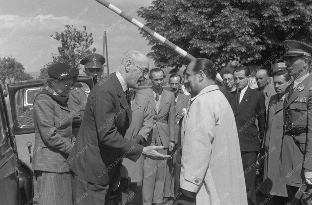 KÁROLYI M. ÉRKEZÉSE a határon
