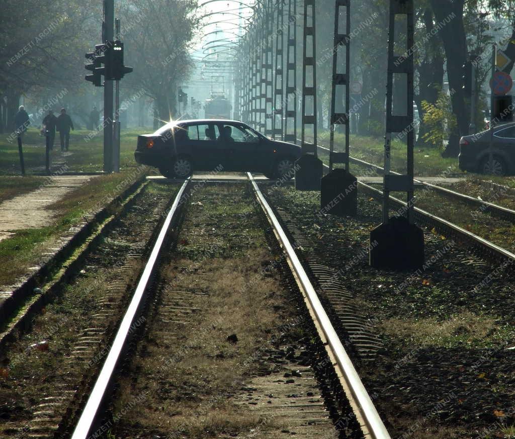 Közlekedés - Gépkocsi áll a villamossínen