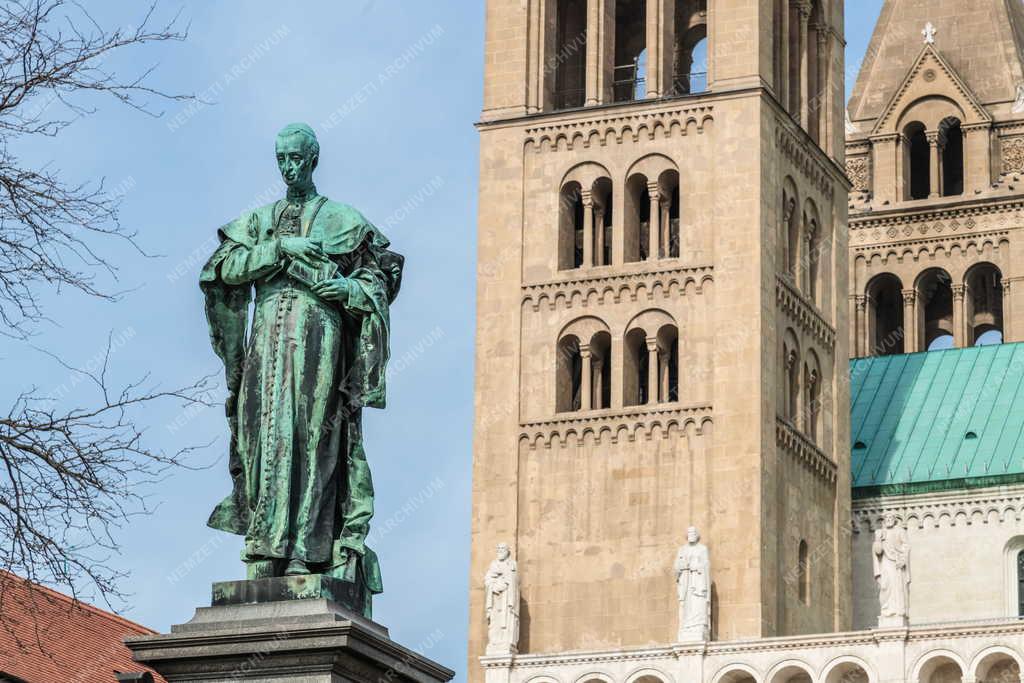 Városkép - Pécs - Dóm tér - Szepessy Ignác püspök szobra