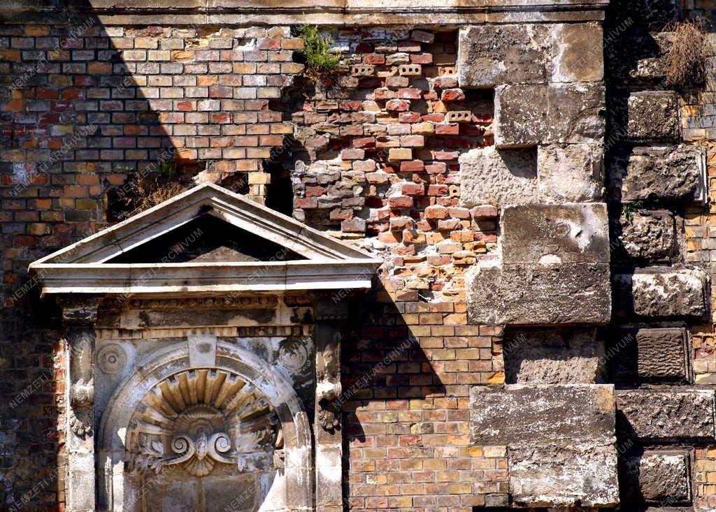 Budapest - A Várkert Bazár omladozó épületrésze