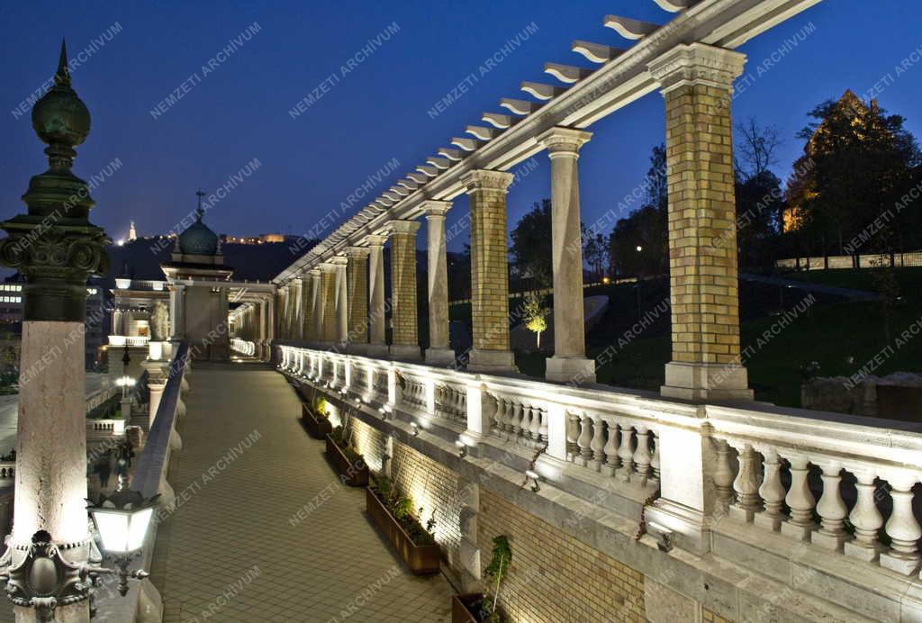 Műemlék - Budapest - A Várkert Bazár esti kivilágításban