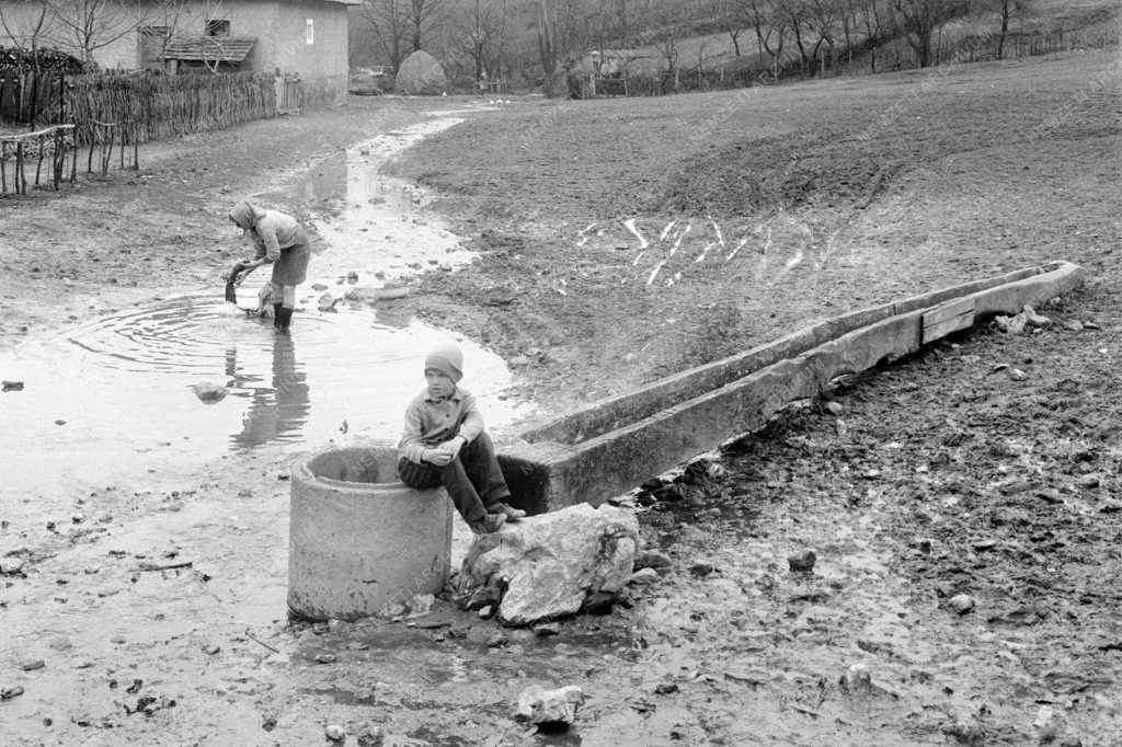 Városkép-életkép - Sulykolóval mosó asszony