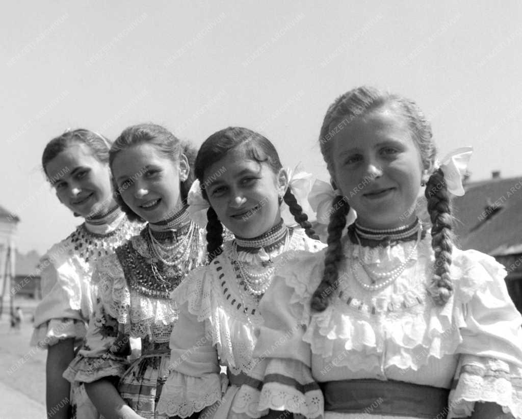 Ünnep - Matyó lányok a matyónapon