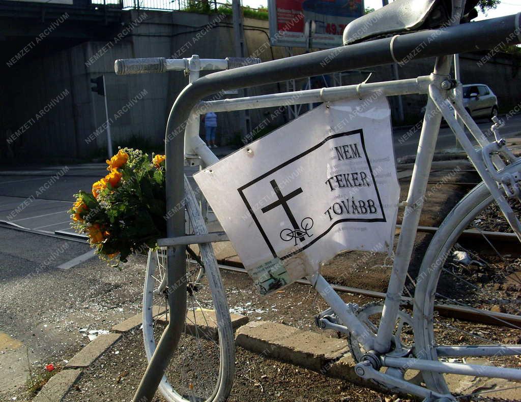 Kerékpáros emlékhely - Közlekedés