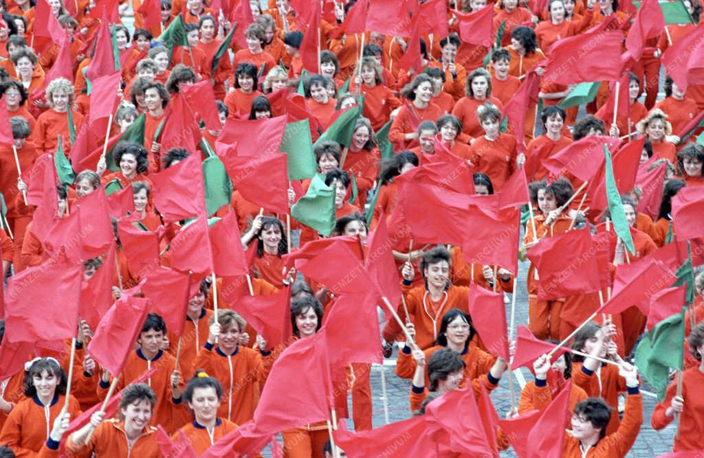 Belpolitika - A munka ünnepe - Május elsejei felvonulás