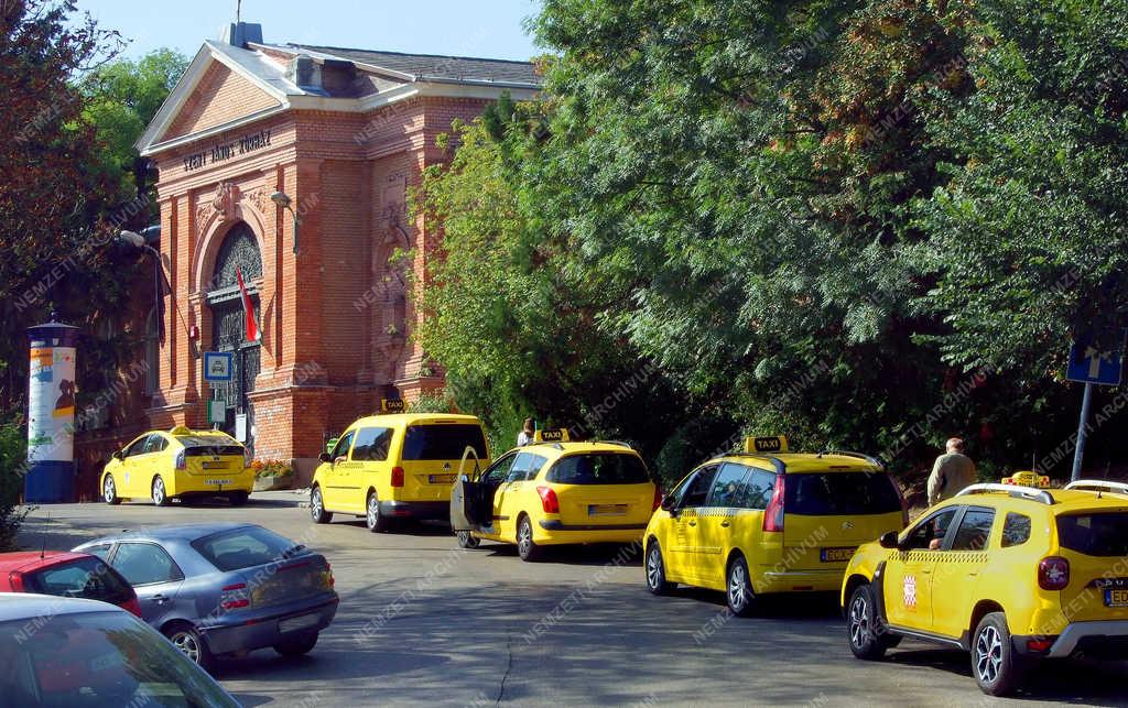 Közlekedés - Budapest - Taxik a Szent János kórháznál
