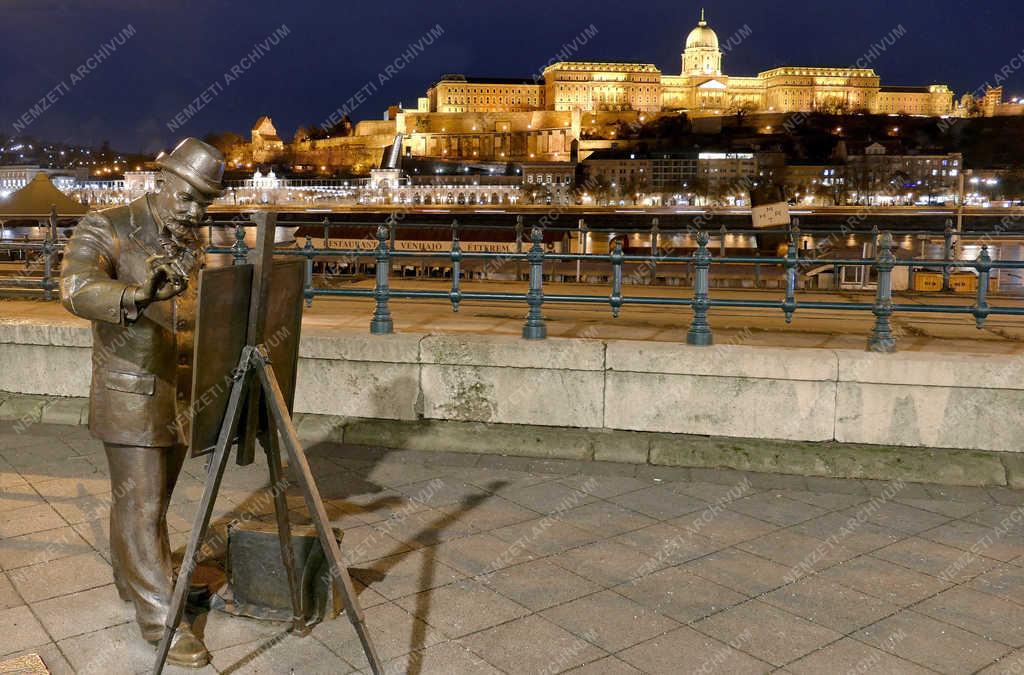 Városkép - Budapest - Festő szobra esti fényben
