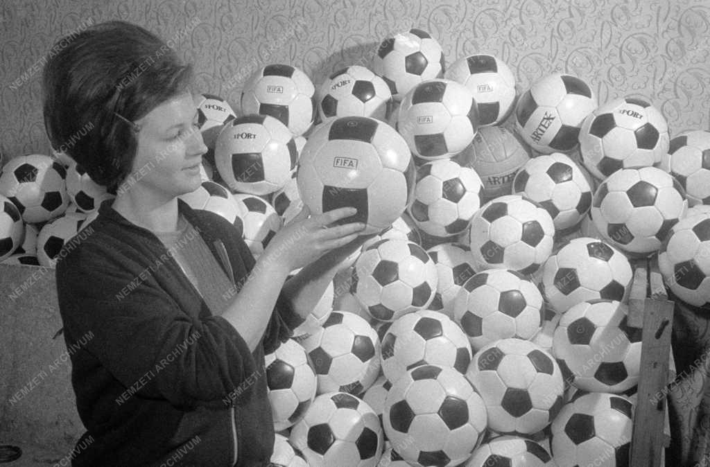 Sport - Ipar - FIFA-labdák készülnek Makón