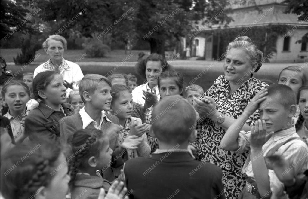 Gyerekek - Balatoni gyermeknyaraltatás