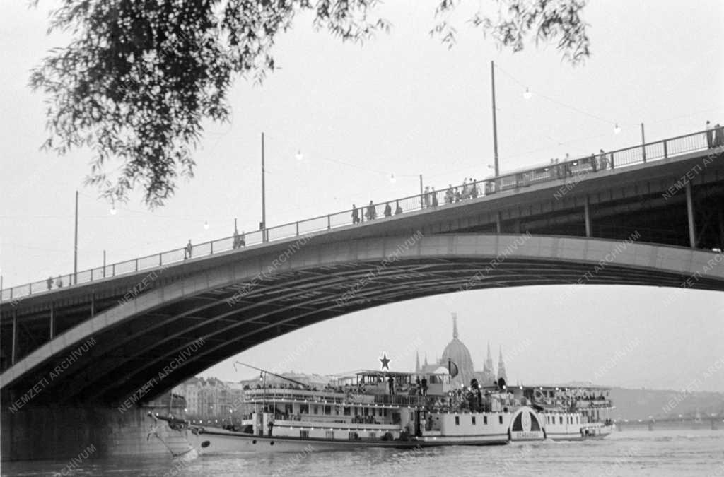 Városkép-életkép - Közlekedés - Sétahajó a Dunán 