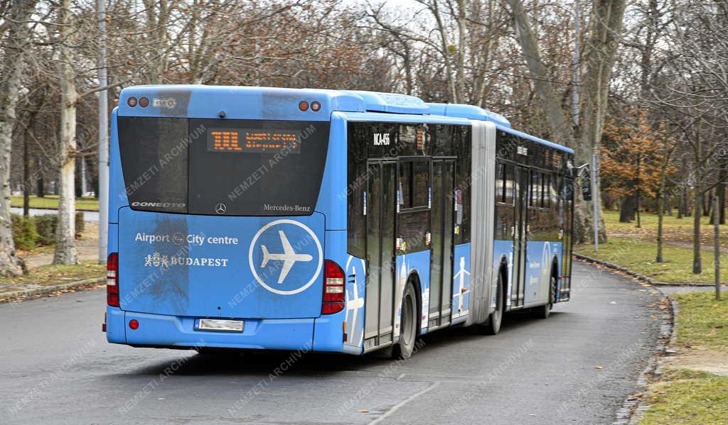 Közlekedés - Budapest - Reptéri autóbusz a Népligetben
