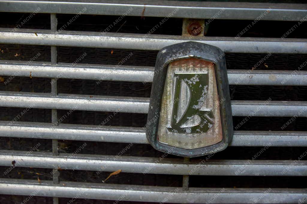 Közlekedés - Forgalomból kivont régi Zsiguli egy fővárosi kertben